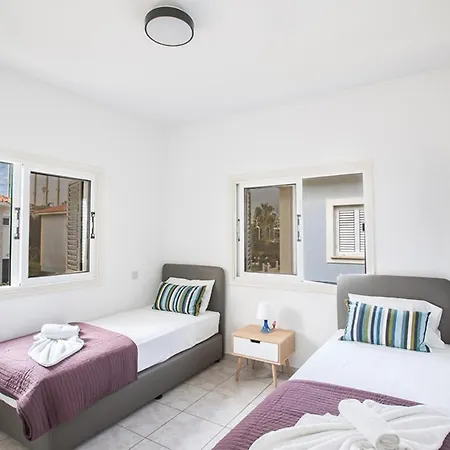 Beautiful 5 Star Holiday In A Prime Location In Protaras, Book Early To Secure Your Dates, 1266 빌라
